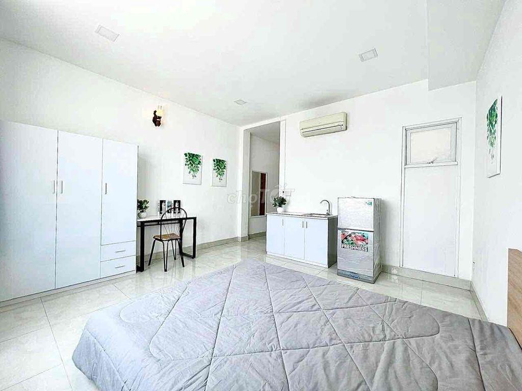 Studio cửa sổ trời full nội thất ngay gần nhà thờ Xóm Chiếu