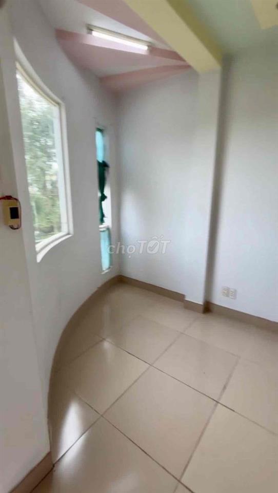 Cho thuê phòng trọ 30m2, có ban công trong KDC Phong Phú 5