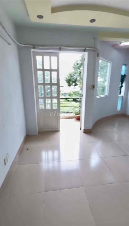 Cho thuê phòng trọ 30m2, có ban công trong KDC Phong Phú 5