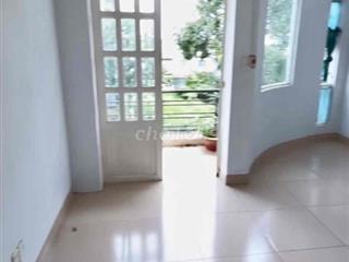 Cho thuê phòng trọ 30m2, có ban công trong KDC Phong Phú 5