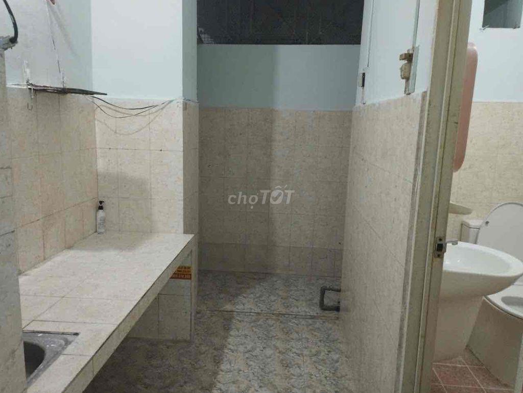 Bán căn hộ Chung cư Hoà Bình, quận 10, có Sổ Hồng, 56m2 2PN-1WC giá re