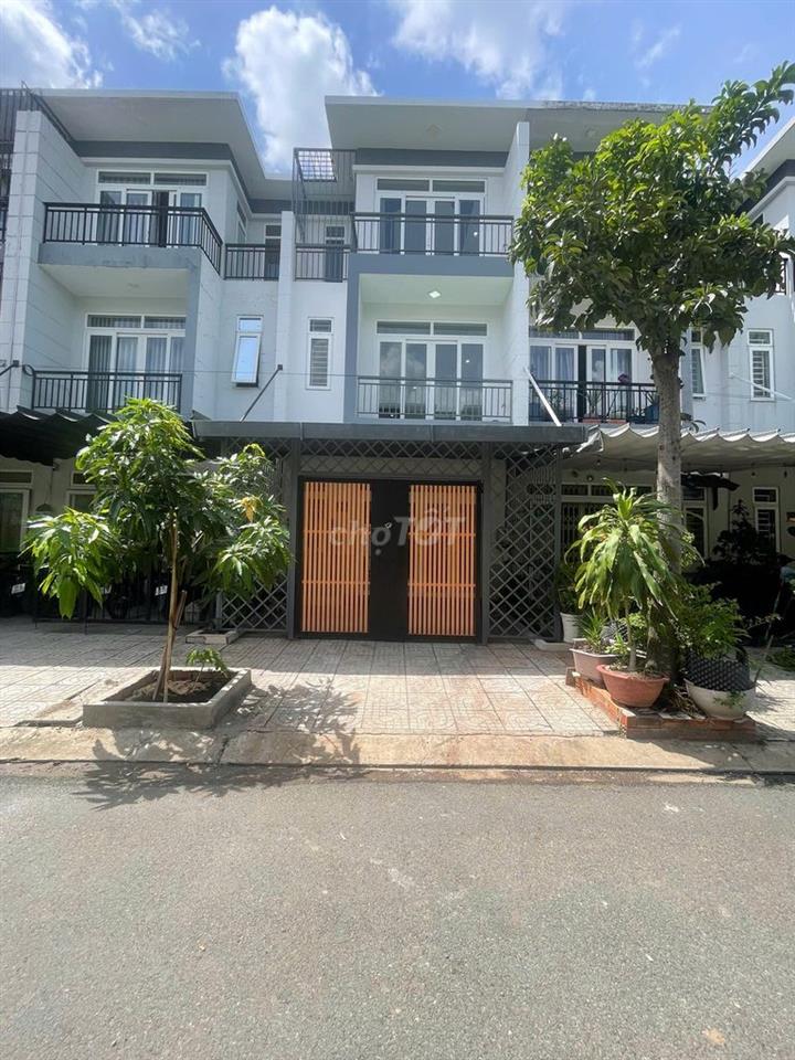 Nhà SHR liền kề Vinhomes Hóc Môn Giá: 3,2 tỷ