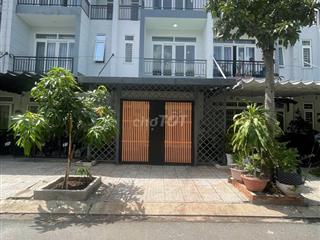 Nhà SHR liền kề Vinhomes Hóc Môn Giá: 3,2 tỷ