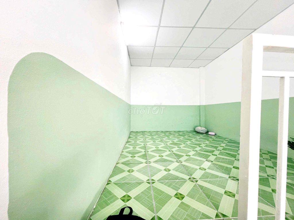 PHÒNG TRỆT GIÁ RẺ - CHỈ 2TR - GÁC CAO - GẦN HƯƠNG LỘ 2