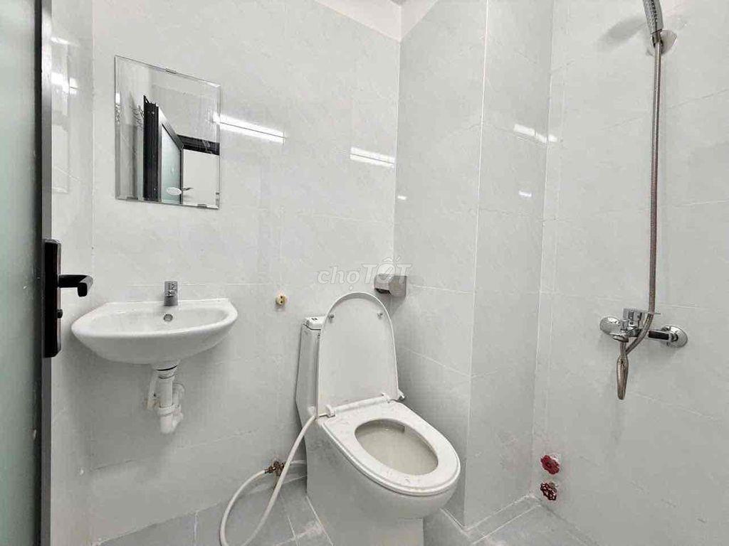 CHO THUÊ PHÒNG GÁC CỬA SỔ TRỜI THANG MÁY GIÁ RẺ GẦN HƯƠNG LỘ 2 BV BTÂN