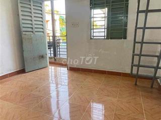 CHO THUÊ PHÒNG GÁC GIÁ RẺ GẦN ĐẠI HỌC THƯƠNG Ở 2 3 NGƯỜI CỬA SỔ BANCOL