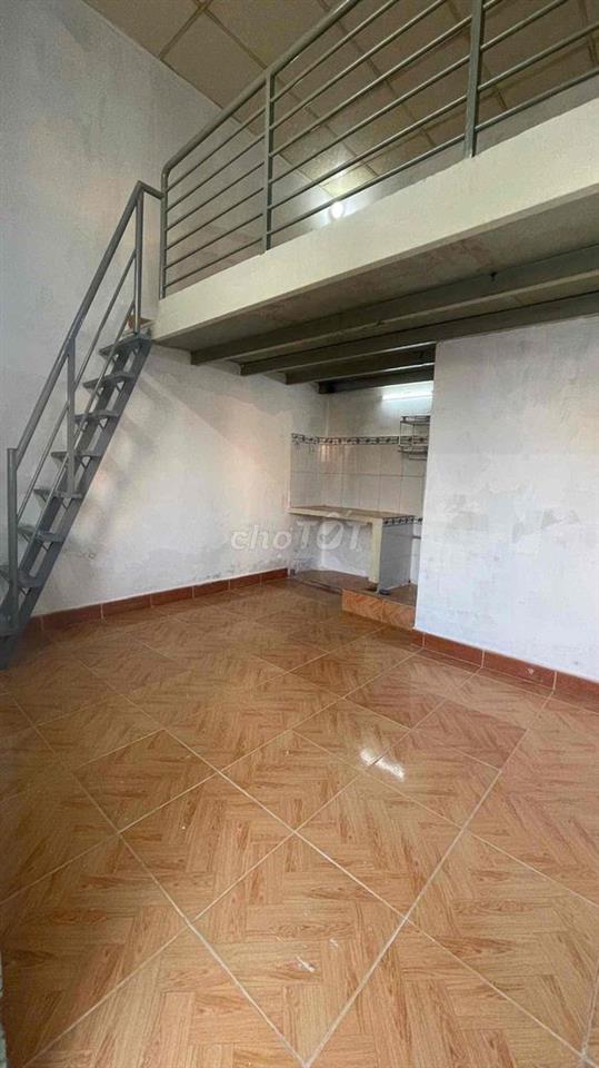 CHO THUÊ PHÒNG GÁC GIÁ RẺ GẦN ĐẠI HỌC THƯƠNG Ở 2 3 NGƯỜI CỬA SỔ BANCOL