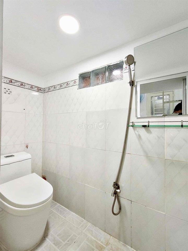 TRỐNG SẴN PHÒNG GÁC SẴN MÁY LẠNH - THANG MÁY - GẦN ĐH VĂN HIẾN - Q11