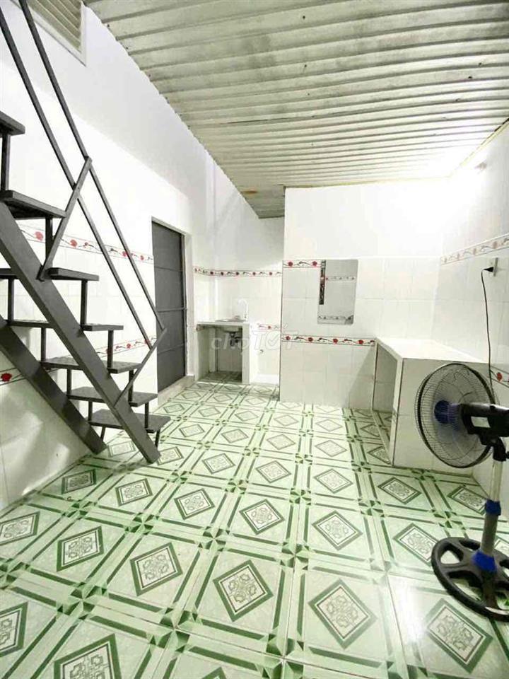 CHO THUÊ PHÒNG TRỆT GÁC CAO 2M SẴN MÁY LẠNH GẦN KDC VĨNH LỘC - ĐH HUIT