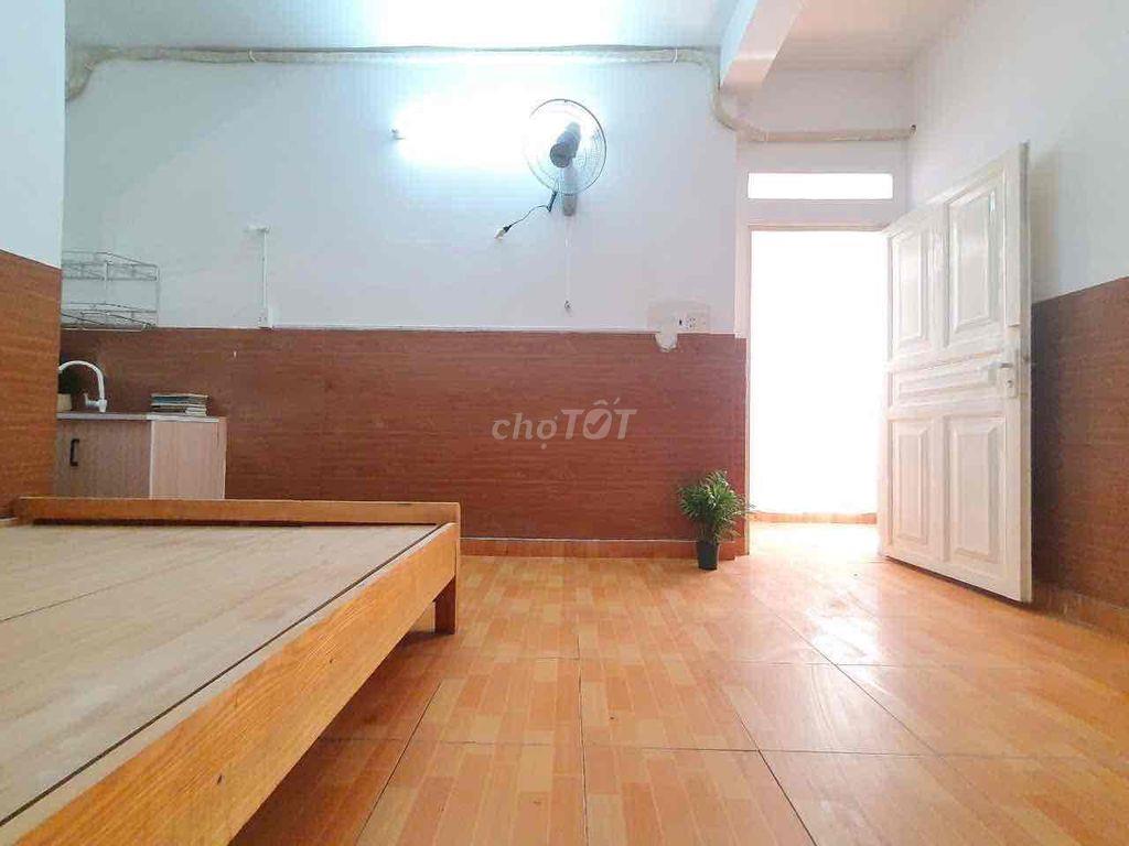 PHÒNG CỰC KÌ RỘNG FULL NỘI THẤT NGAY AEON TÂN PHÚ ĐẠI HỌC CÔNG THƯƠNG
