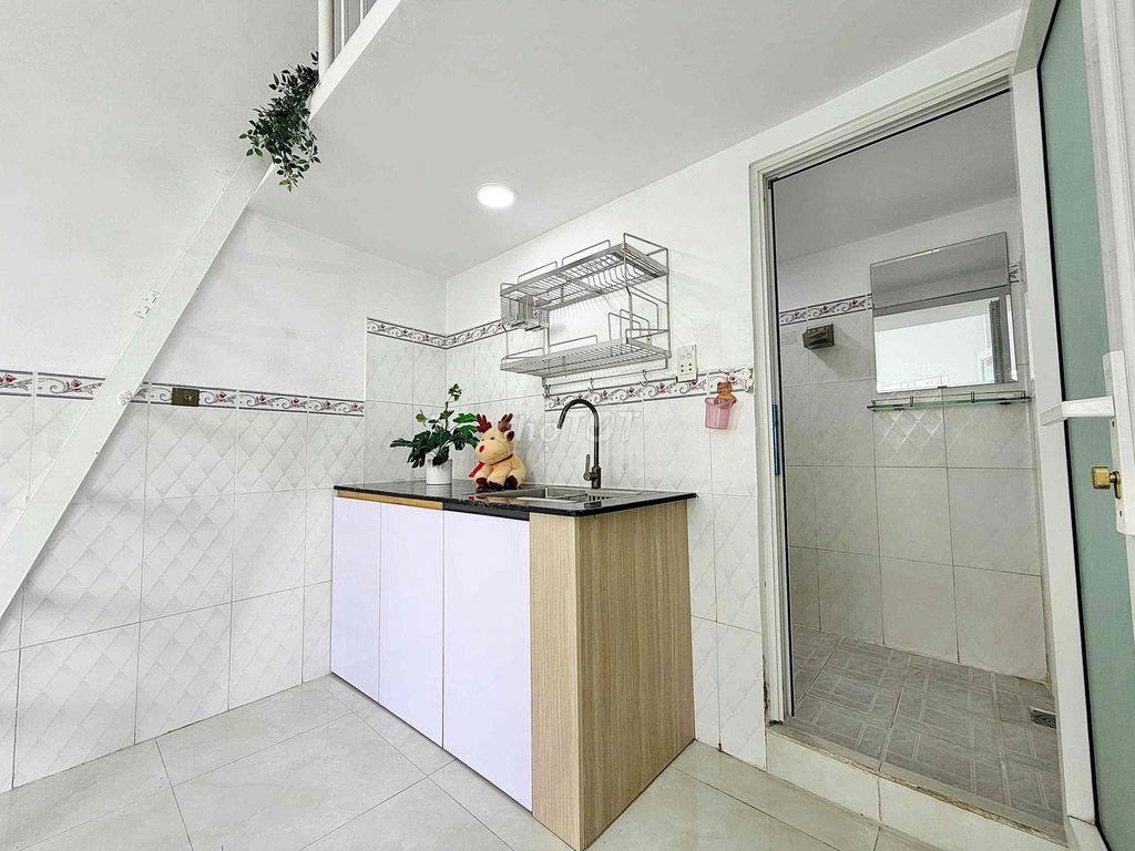 Chính Chủ Cho Thuê Phòng Gác Cửa Sổ % Ban Công - Thang Máy - Có Bãi Xe