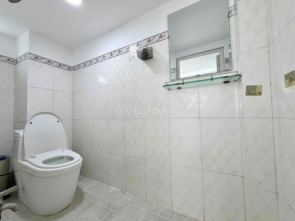 Chính Chủ Cho Thuê Phòng Gác Cửa Sổ % Ban Công - Thang Máy - Có Bãi Xe