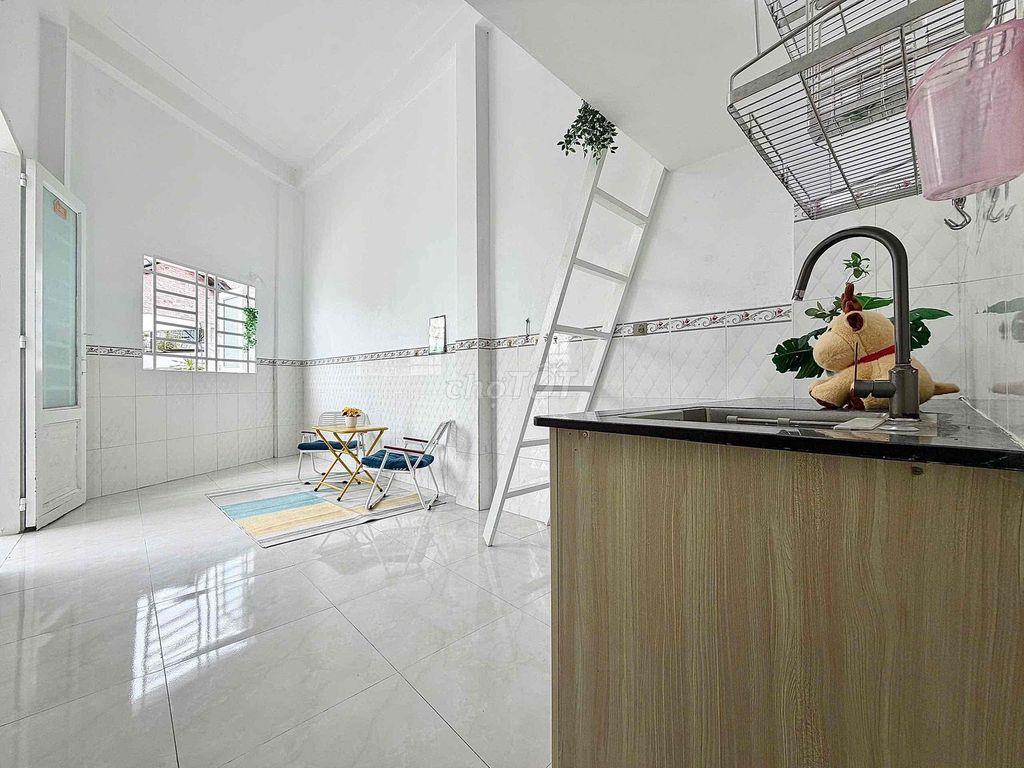 Chính Chủ Cho Thuê Phòng Gác Cửa Sổ % Ban Công - Thang Máy - Có Bãi Xe