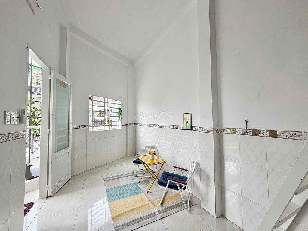 Chính Chủ Cho Thuê Phòng Gác Cửa Sổ % Ban Công - Thang Máy - Có Bãi Xe