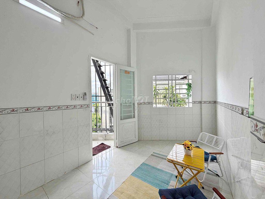 Chính Chủ Cho Thuê Phòng Gác Cửa Sổ % Ban Công - Thang Máy - Có Bãi Xe