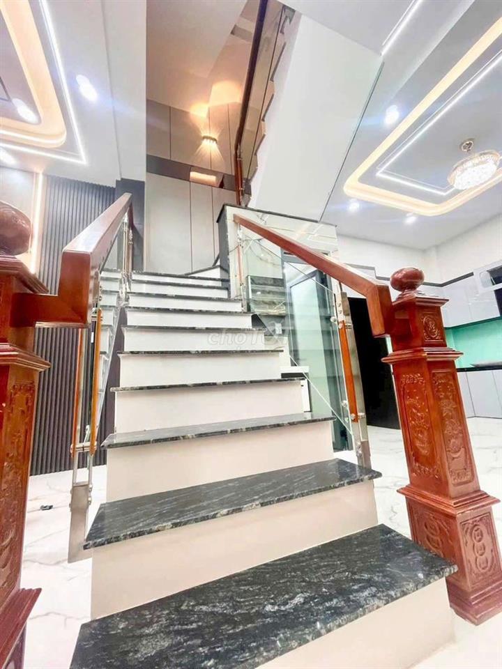 Nhà ngay chợ lê văn quới 5x14m 4 tấm 5pn,5wc hẻm xe hơi 