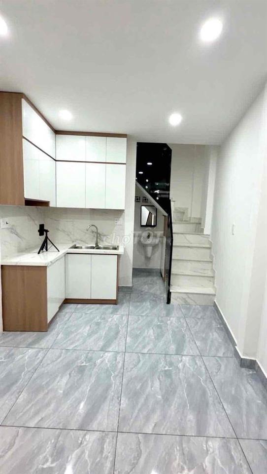 Bán nhà Lạc Long Quân, 20m2, 3,5x6m, 3 tầng, 2pn, 2wc, hẻm rộng, shr