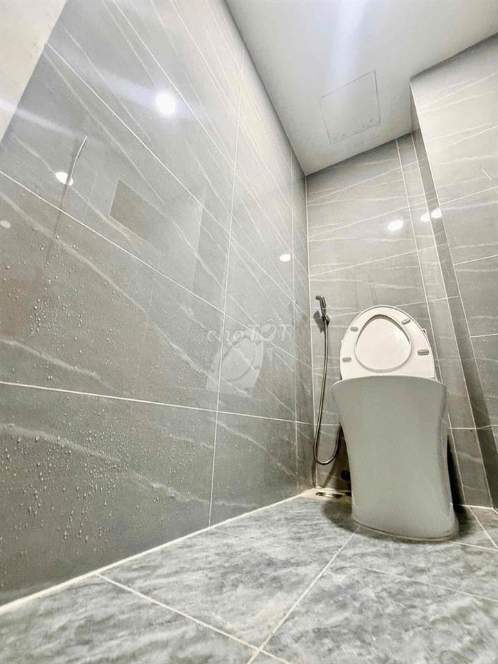 Bán nhà Lạc Long Quân, 20m2, 3,5x6m, 3 tầng, 2pn, 2wc, hẻm rộng, shr