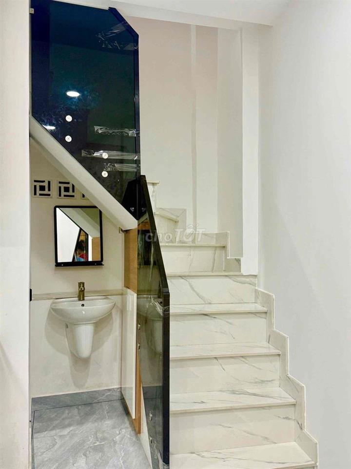 Bán nhà Lạc Long Quân, 20m2, 3,5x6m, 3 tầng, 2pn, 2wc, hẻm rộng, shr