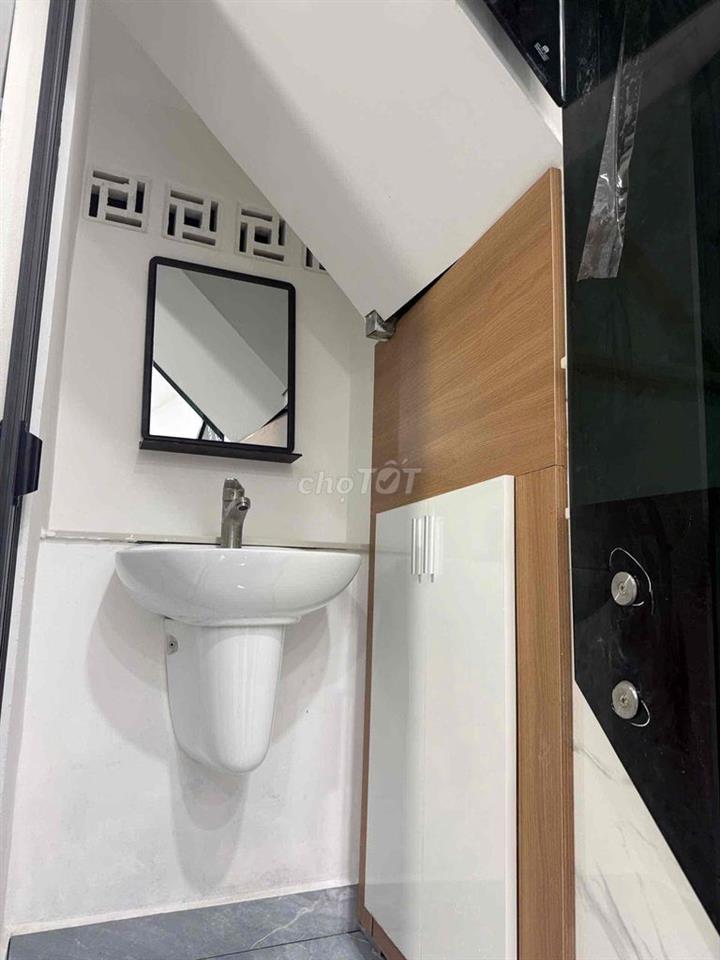 Bán nhà Lạc Long Quân, 20m2, 3,5x6m, 3 tầng, 2pn, 2wc, hẻm rộng, shr