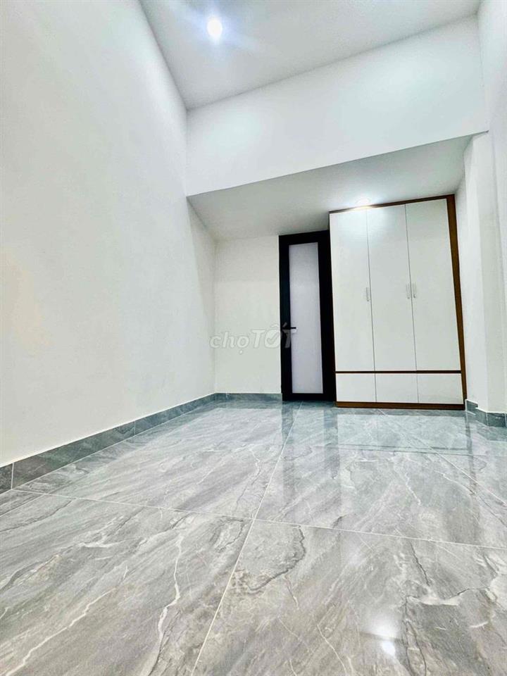 Bán nhà Lạc Long Quân, 20m2, 3,5x6m, 3 tầng, 2pn, 2wc, hẻm rộng, shr
