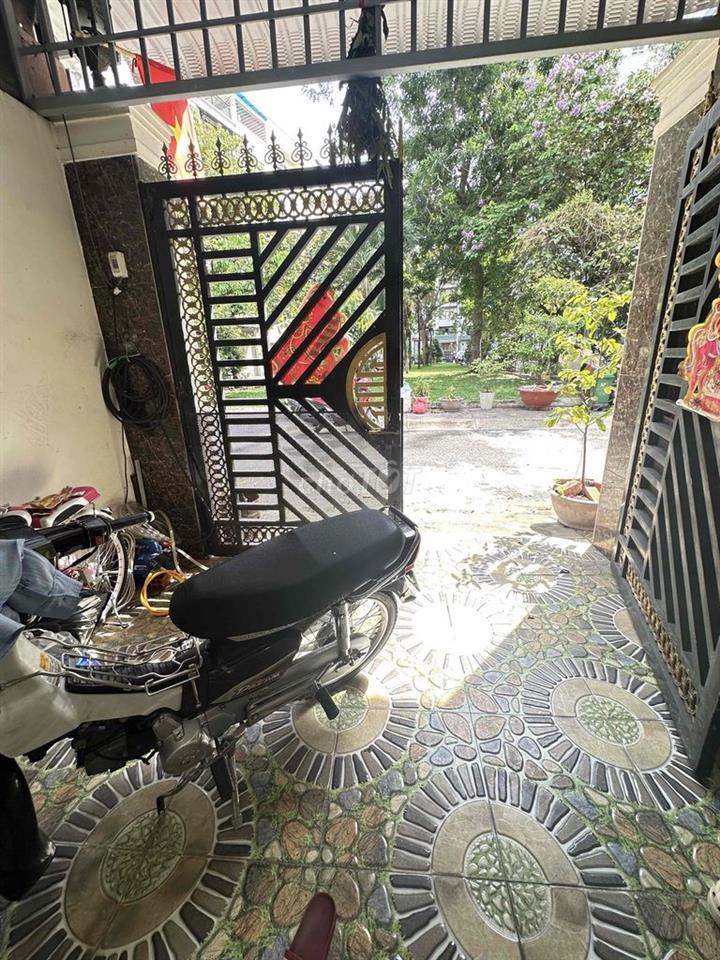 MẶT TIỀN VIEW CÔNG VIÊN  - ĐƯỜNG CHỢ LỚN - BÌNH PHÚ 1 - NHÀ ĐẸP 2 TẦNG
