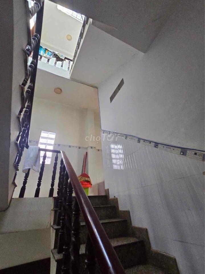 BÌNH TRỊ ĐÔNG B - KHU TÊN LỬA - ĐƯỜNG NỘI BỘ - XE HƠI NGỦ TRONG NHÀ