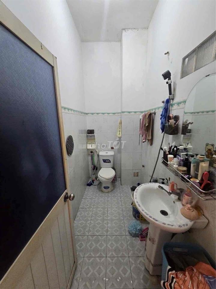 BÌNH TRỊ ĐÔNG B - KHU TÊN LỬA - ĐƯỜNG NỘI BỘ - XE HƠI NGỦ TRONG NHÀ