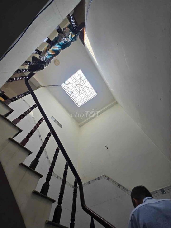 BÌNH TRỊ ĐÔNG B - KHU TÊN LỬA - ĐƯỜNG NỘI BỘ - XE HƠI NGỦ TRONG NHÀ