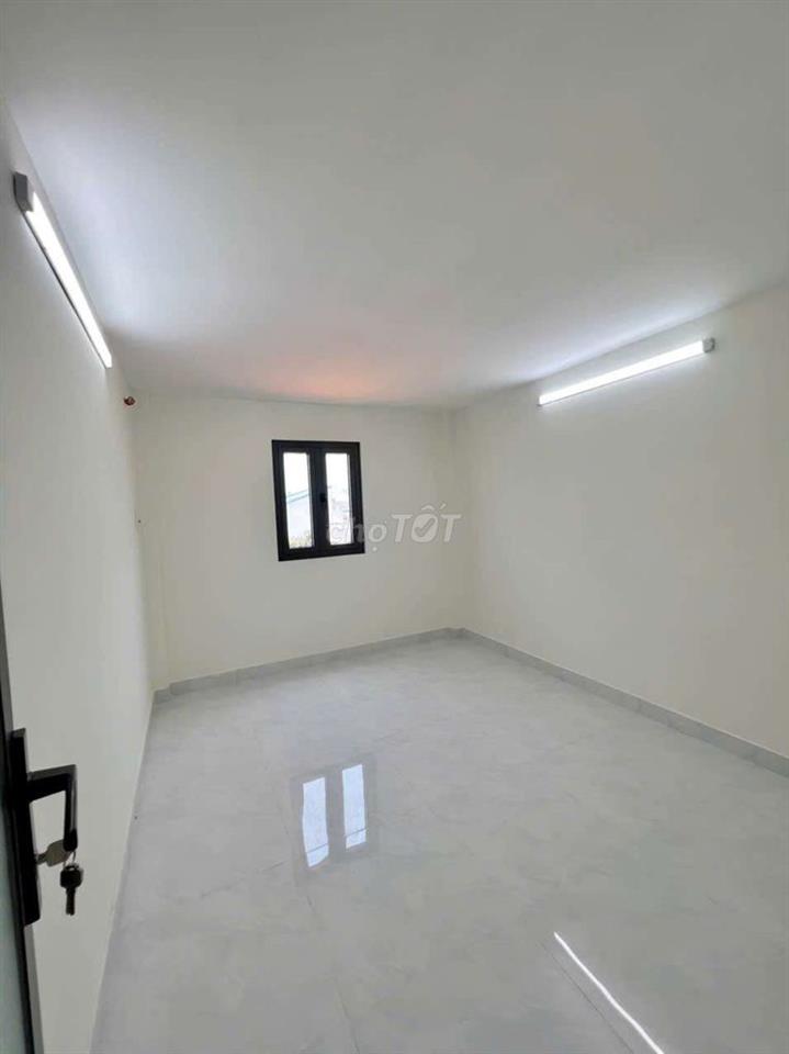 Nhà mới 2 lầu, cách 2 căn là Mt Phú Định p16 Q8, giáp Q6