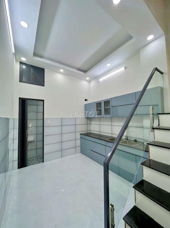 Nhà mới 2 lầu, cách 2 căn là Mt Phú Định p16 Q8, giáp Q6