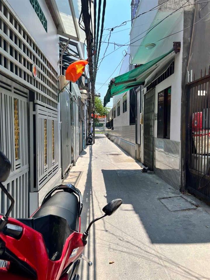 Nhà mới 2 lầu, cách 2 căn là Mt Phú Định p16 Q8, giáp Q6