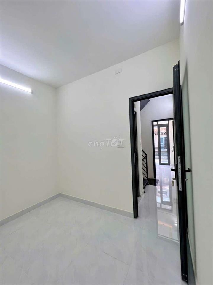 Nhà mới 2 lầu, cách 2 căn là Mt Phú Định p16 Q8, giáp Q6
