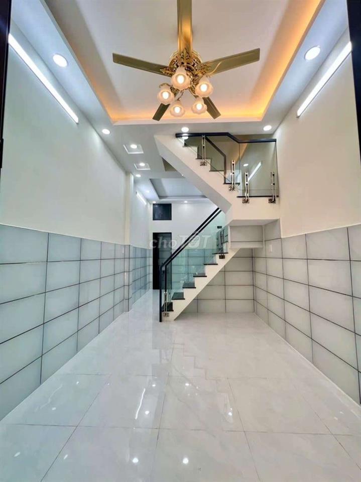 Nhà mới 2 lầu, cách 2 căn là Mt Phú Định p16 Q8, giáp Q6