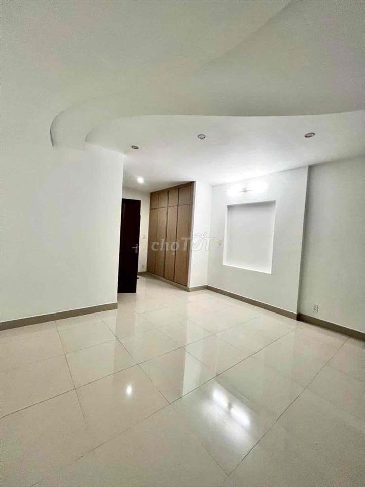 XE HƠI NGỦ TRONG NHÀ BÌNH TÂN BÌNH TRỊ ĐÔNG CHIẾN LƯỢC