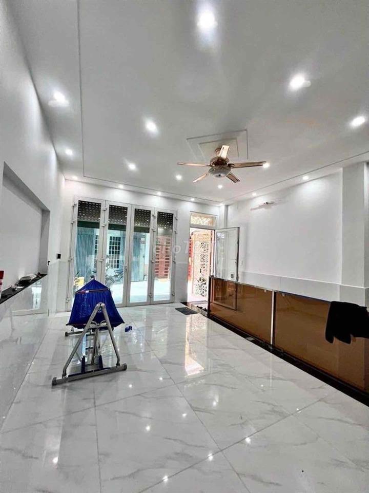 XE HƠI NGỦ TRONG NHÀ BÌNH TÂN BÌNH TRỊ ĐÔNG CHIẾN LƯỢC