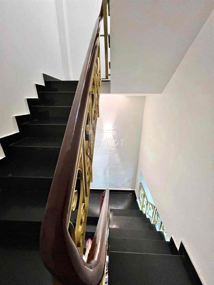XE HƠI NGỦ TRONG NHÀ BÌNH TÂN BÌNH TRỊ ĐÔNG CHIẾN LƯỢC