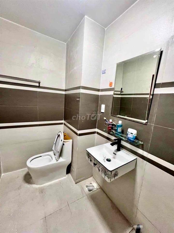 XE HƠI NGỦ TRONG NHÀ BÌNH TÂN BÌNH TRỊ ĐÔNG CHIẾN LƯỢC