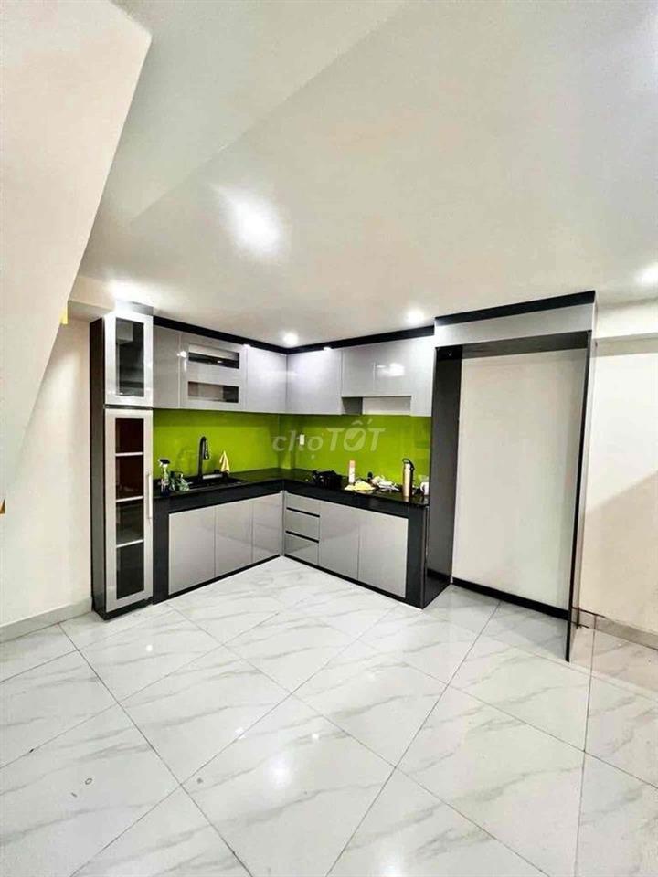 XE HƠI NGỦ TRONG NHÀ BÌNH TÂN BÌNH TRỊ ĐÔNG CHIẾN LƯỢC