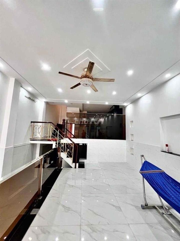 XE HƠI NGỦ TRONG NHÀ BÌNH TÂN BÌNH TRỊ ĐÔNG CHIẾN LƯỢC