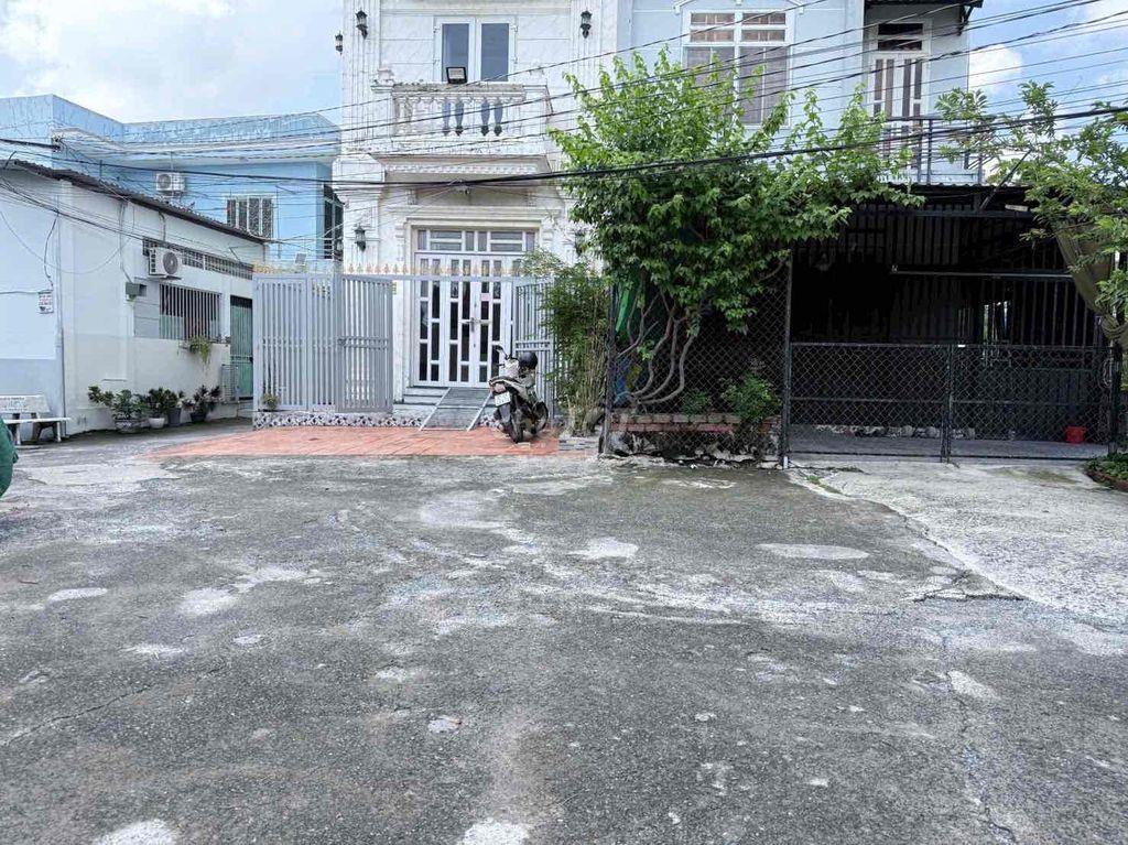 Nhà Biệt Thự, trước nhà 20m, để được 5 xe ô tô