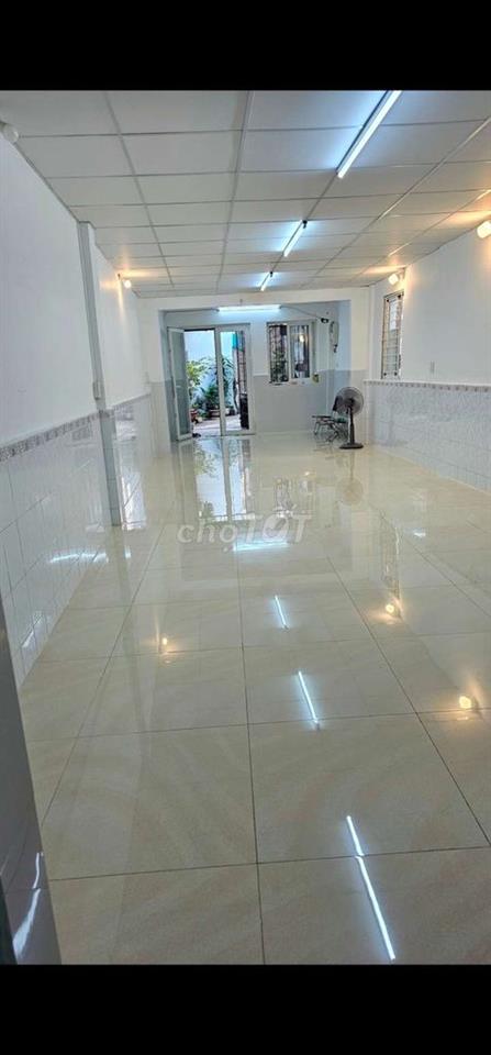 Nhà 52M2 hẻm thẳng một sẹc cách đường HVB 20M vuông nở hậu có sân r.4M