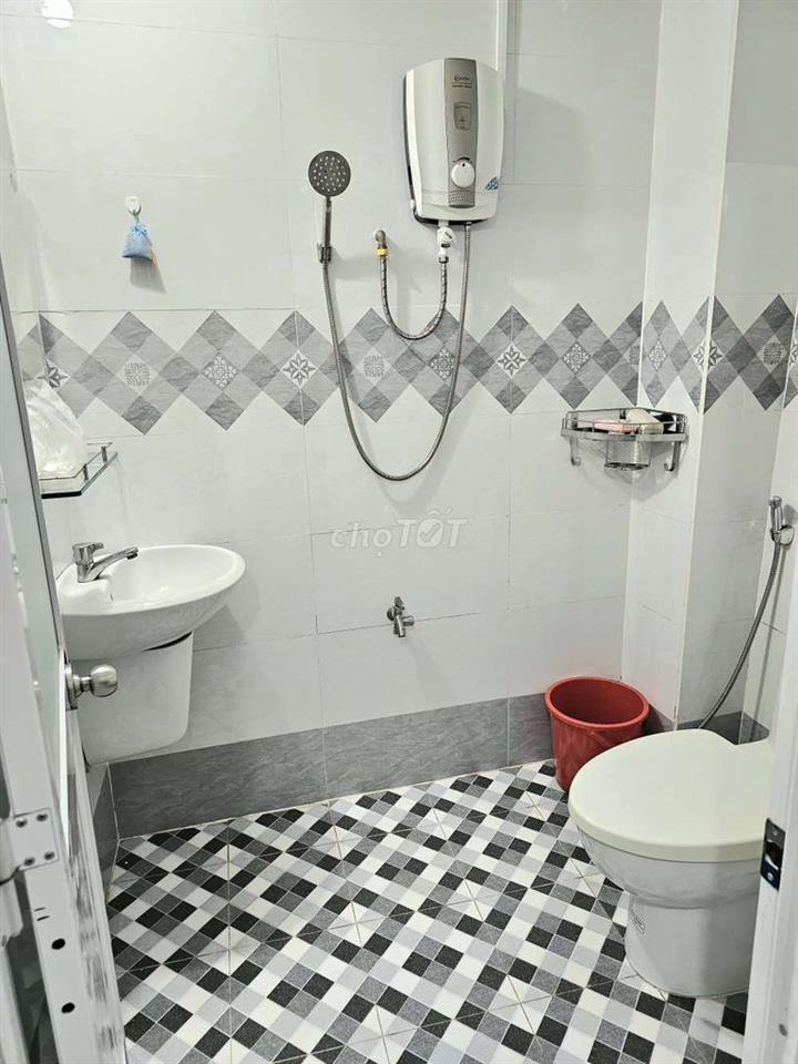 Nhà 52M2 hẻm thẳng một sẹc cách đường HVB 20M vuông nở hậu có sân r.4M
