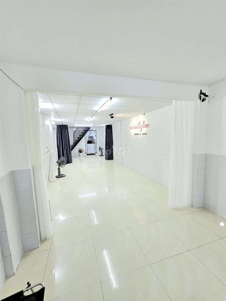 Nhà 52M2 hẻm thẳng một sẹc cách đường HVB 20M vuông nở hậu có sân r.4M
