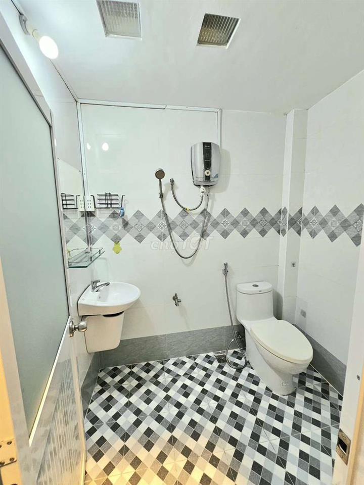 Nhà 52M2 hẻm thẳng một sẹc cách đường HVB 20M vuông nở hậu có sân r.4M
