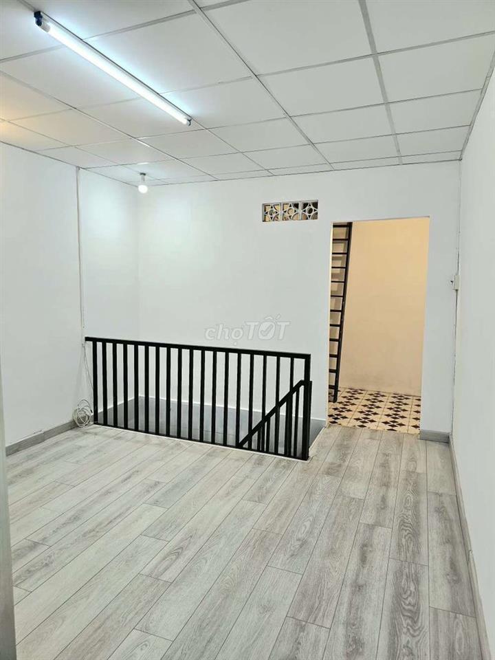 Nhà 52M2 hẻm thẳng một sẹc cách đường HVB 20M vuông nở hậu có sân r.4M