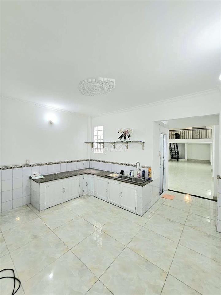 Bán nhà 122m2 một sẹc hẻm XH 6m, cách Aeon TP 700m, chính chủ giá tốt