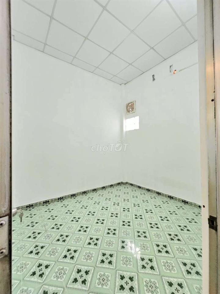 Bán nhà 122m2 một sẹc hẻm XH 6m, cách Aeon TP 700m, chính chủ giá tốt
