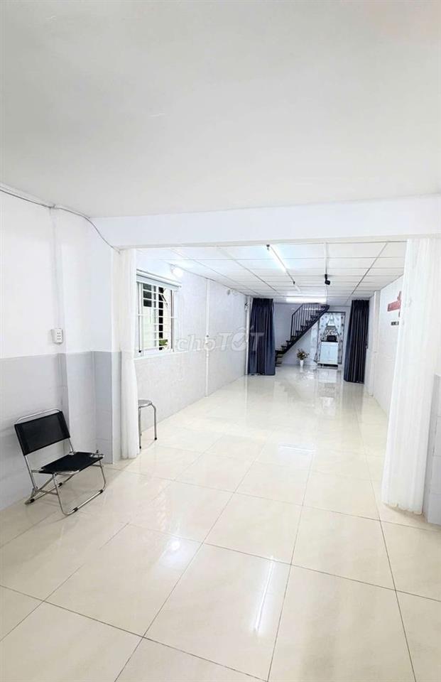 Nhà 50m2  Hẻm  một sẹc cách đường HVB 20m  nở hậu , có sân rộng 4m  