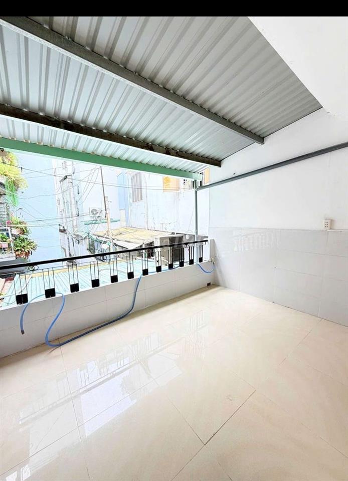 Nhà 50m2  Hẻm  một sẹc cách đường HVB 20m  nở hậu , có sân rộng 4m  